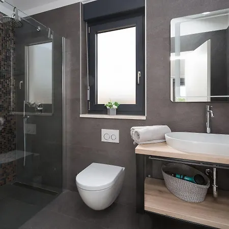 Semesterbostad Moderne Mit Privatpool, Meerblick, Babybett, Bbq, Klimatisierte Schlafzimmer - Perfekt Zum Biken Radmani