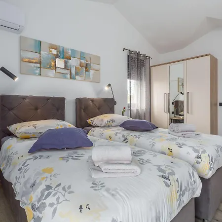 Moderne Mit Privatpool, Meerblick, Babybett, Bbq, Klimatisierte Schlafzimmer - Perfekt Zum Biken Radmani