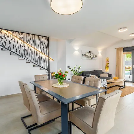 Moderne Mit Privatpool, Meerblick, Babybett, Bbq, Klimatisierte Schlafzimmer - Perfekt Zum Biken *