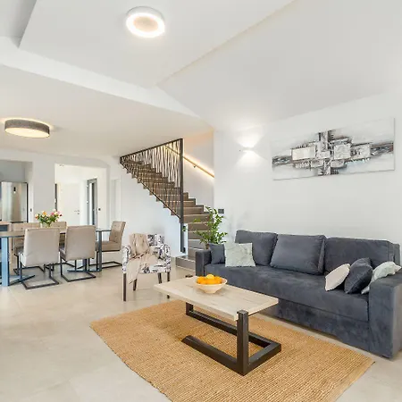 Moderne Mit Privatpool, Meerblick, Babybett, Bbq, Klimatisierte Schlafzimmer - Perfekt Zum Biken *